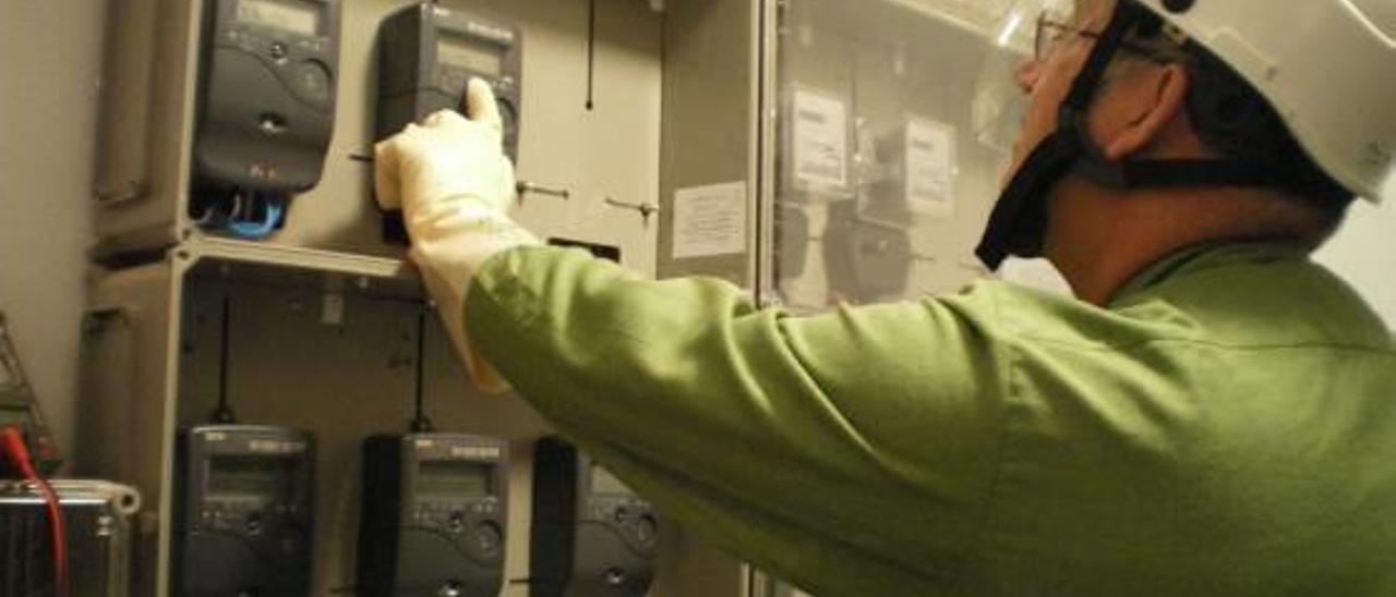 Un técnico de Iberdrola durante la instalación de los nuevos contadores en un edificio.