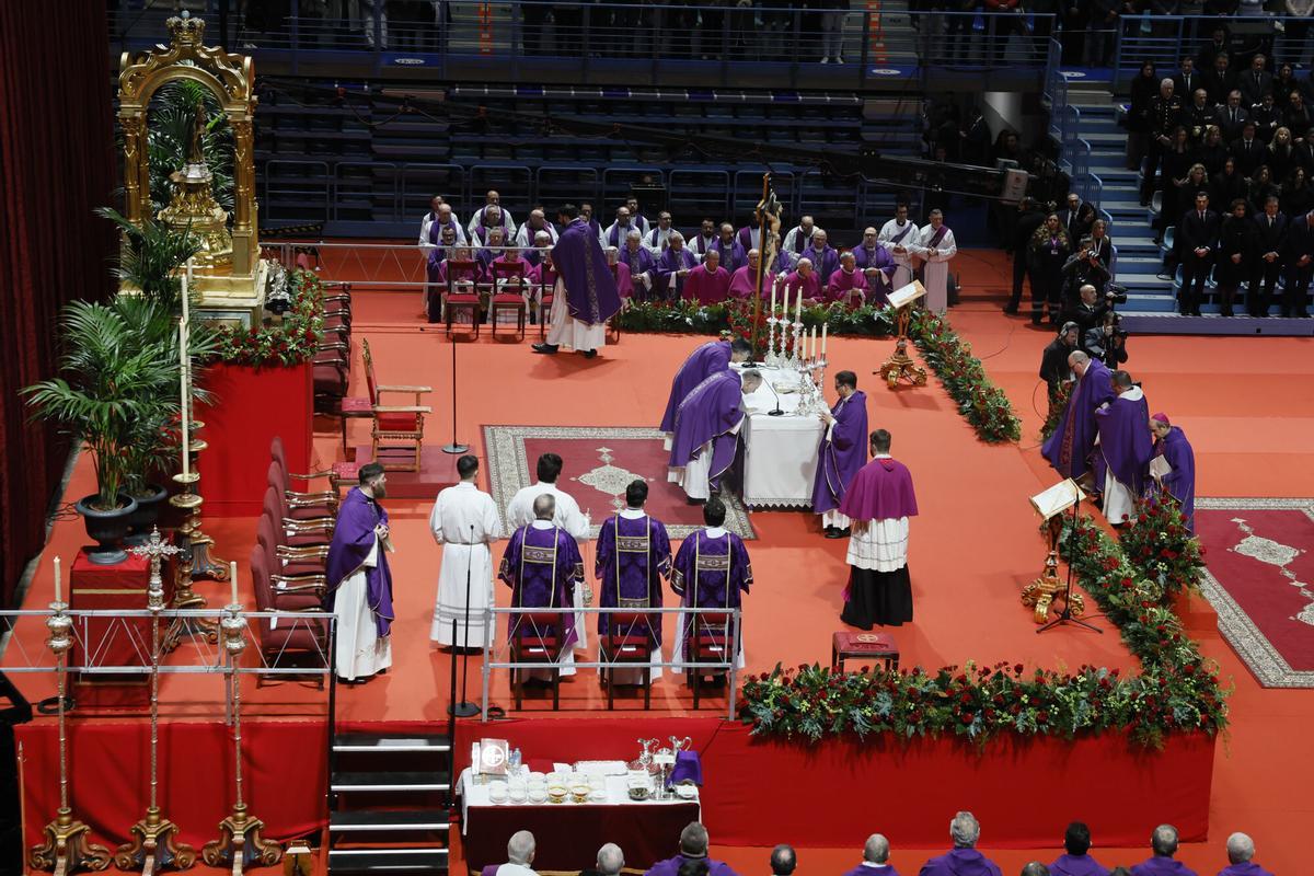 Las imágenes de la misa funeral por las víctimas del accidente de trenes de Adamuz. Las imágenes de la misa funeral por las víctimas del accidente de trenes de Adamuz.