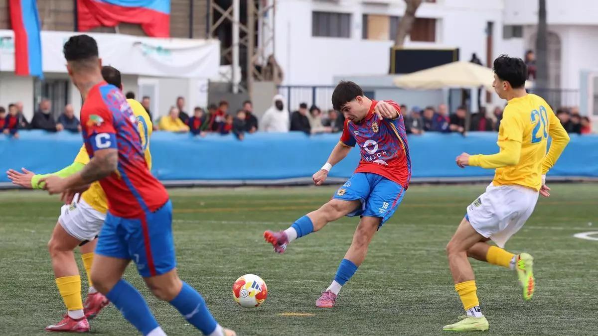 Imagen del derbi ibicenco del pasado fin de semana en el que se enfrentaron la SD Portmany y el Inter Ibiza.