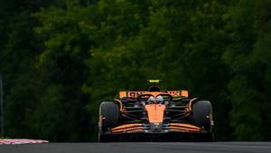 Lando Norris , al volante del McLaren en Hungría