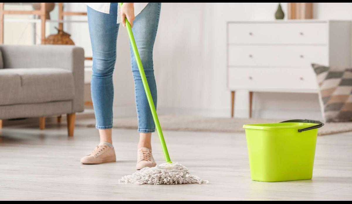 Mezcla vinagre blanco con agua para limpiar suelos duros y utiliza bicarbonato de sodio para absorber olores y revitalizar alfombras.