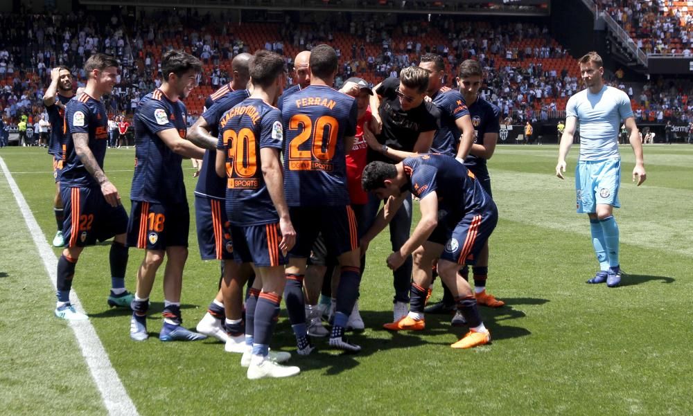 Fiesta y manteo de los jugadores del Valencia CF