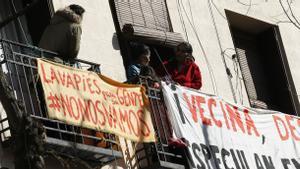 Balcones del barrio de Lavapiés con carteles en contra de los deshaucios