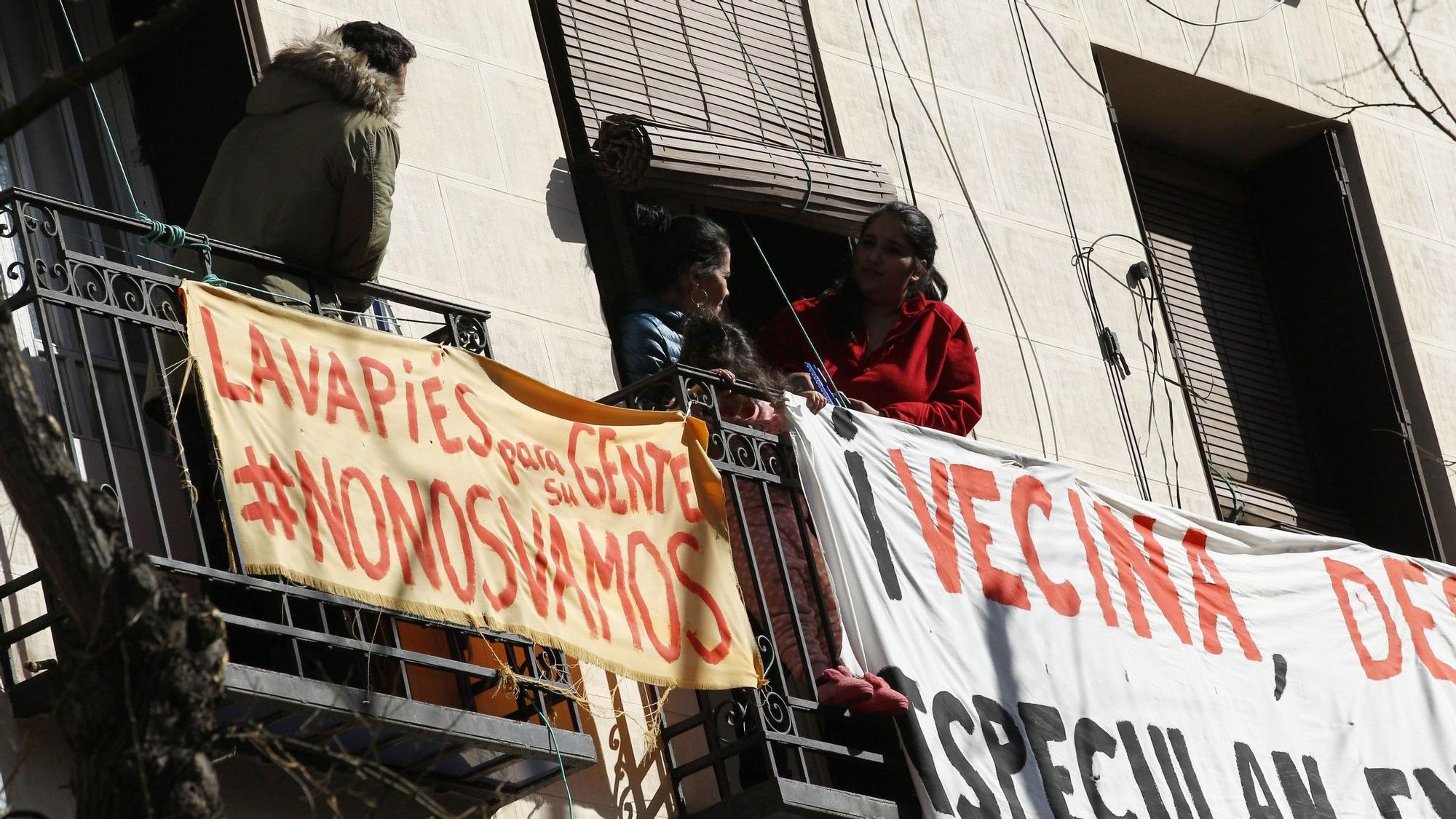 Balcones del barrio de Lavapiés con carteles en contra de los deshaucios