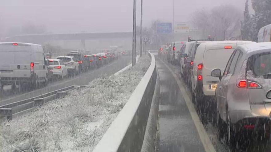 La nieve complica la circulación en las carreteras de Madrid