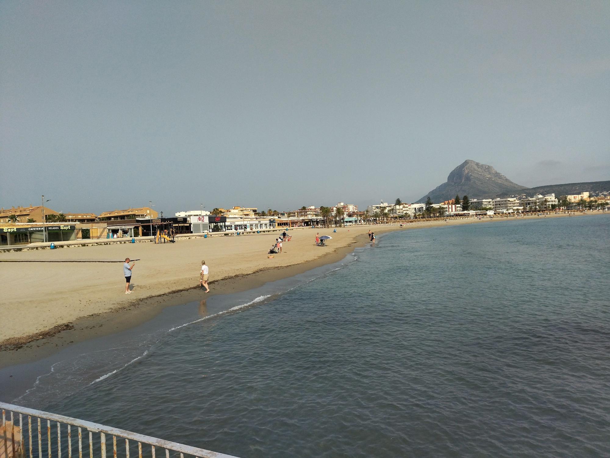 Insólito: el Arenal de Xàbia, la playa "vaciada"