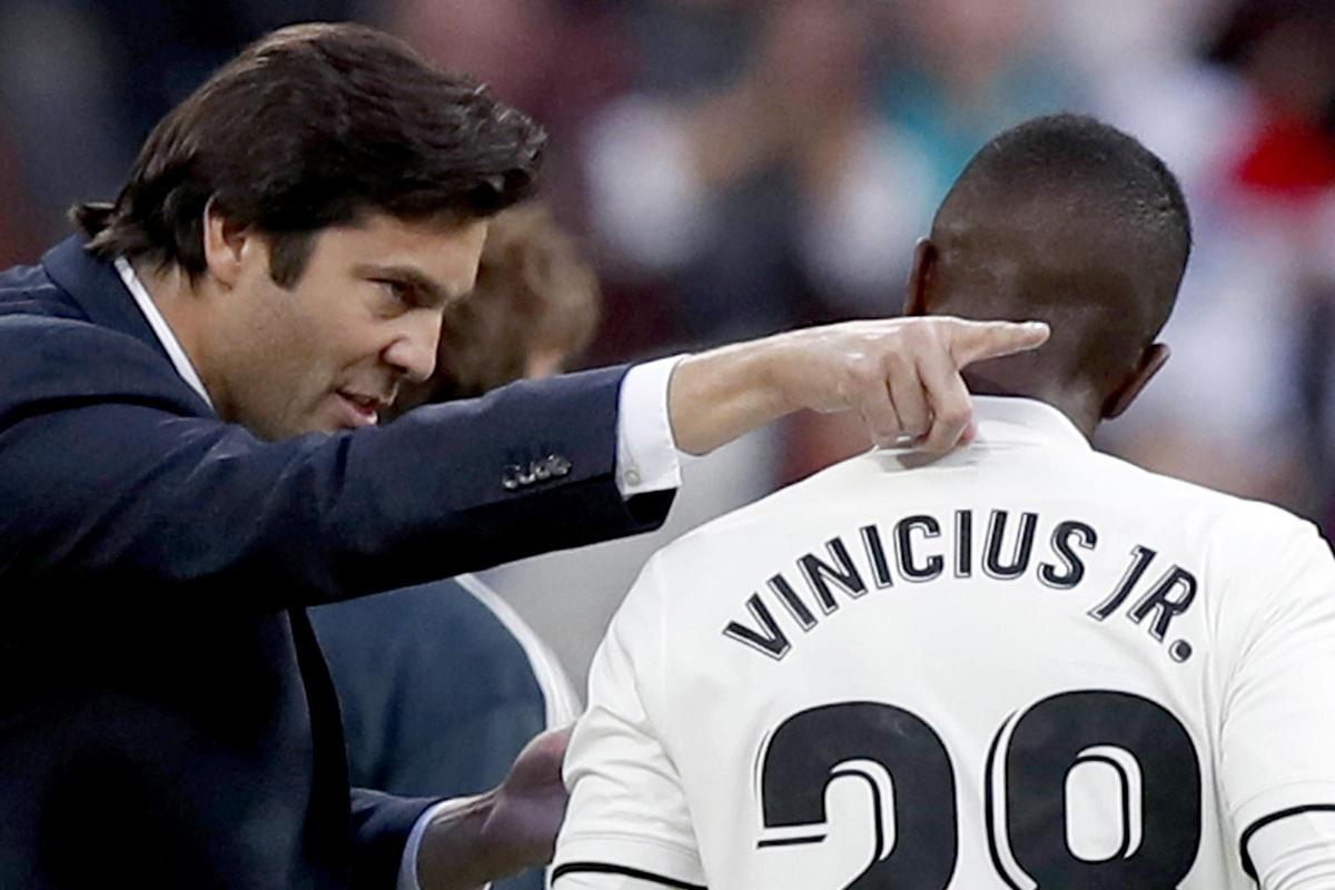 Santiago Solari le da una instrucción a Vinicius en un partido con el Real Madrid.
