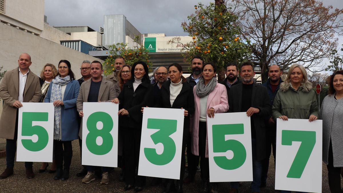 Manifestación organizada por el PSOE, este lunes, frente al hospital Reina Sofía de Córdoba.