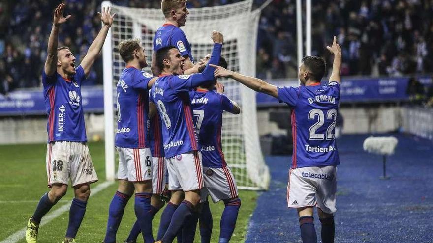 Mossa, levantado por sus compañeros, celebra su segundo gol ante el Sporting.