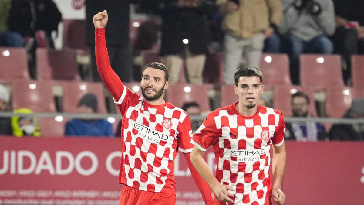 Abel Ruiz celebra su gol al Valladolid, que era el 2-0 del Girona, junto a Miguel, que le dio la asistencia en Montilivi.