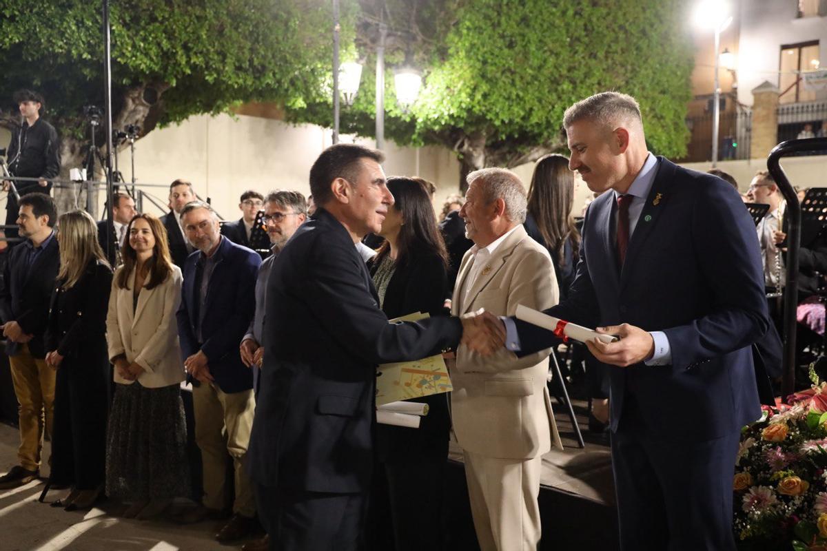 El alcalde de Cullera, a la derecha, en la entrega de premios a la banda ganadora.