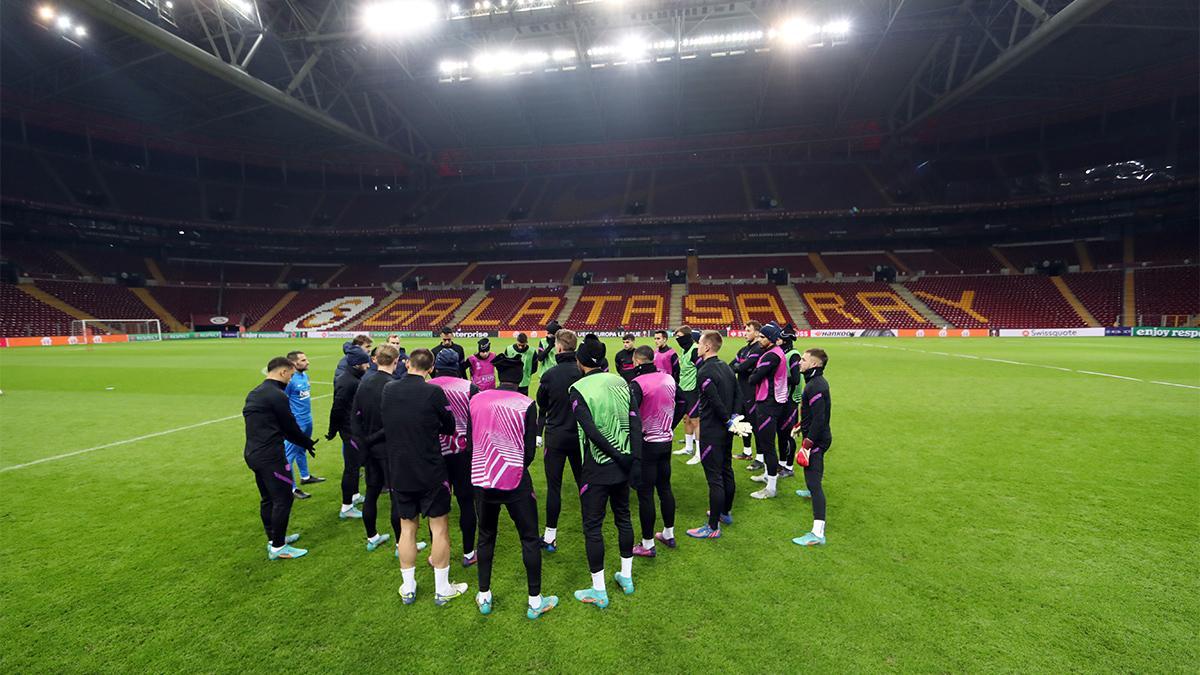 El último entrenamiento del Barça antes de enfrentarse al Galatarsay en Estambul