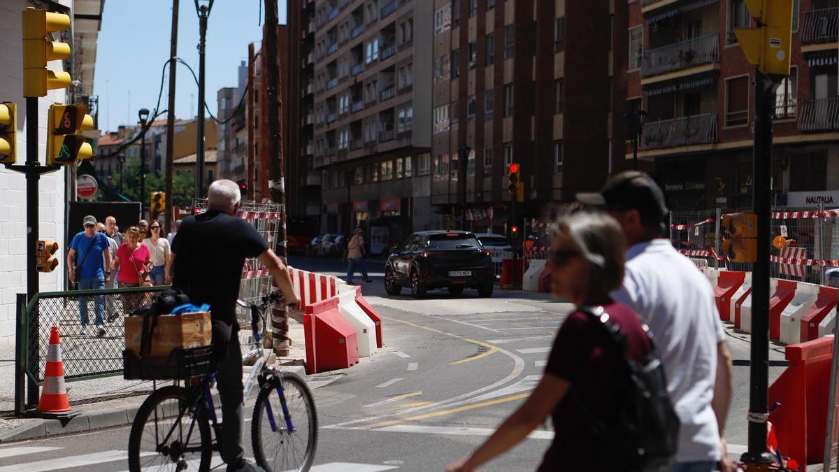 Obras en el cruce entre Espartero y el Coso de Zaragoza, este jueves.