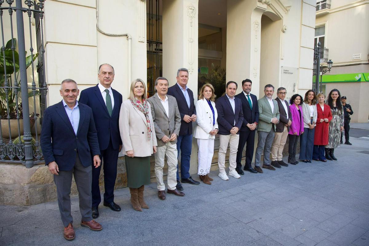 Imagen tomada minutos antes del pleno del Consell, con la presencia del alcalde de Alicante, Luis Barcala; y la concejala de Fiestas, Cristina Cutanda.