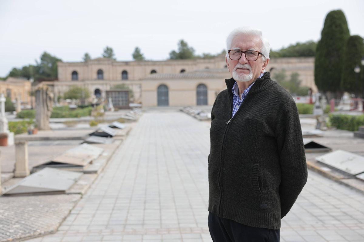 Antoni Tugores posa en el cementerio de Son Coletes para esta entrevista.