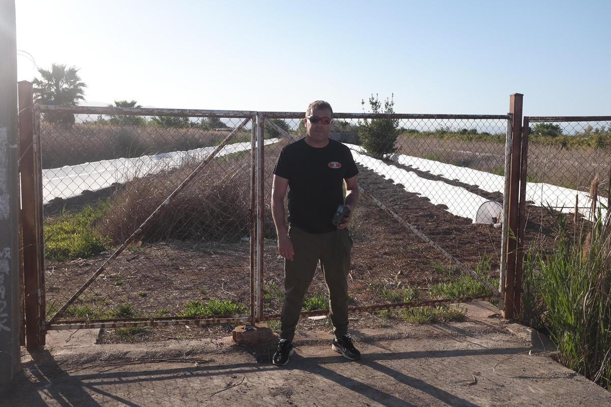 Algunos agricultores de Nules han tenido que instalar vallado y cámaras para proteger sus parcelas de los jabalís.