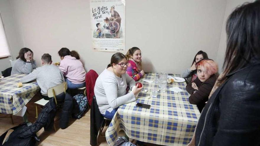 Alumnos de La Magdalena, ayer, en su primer día de comedor en la casa del conserje del Marcelo Gago.