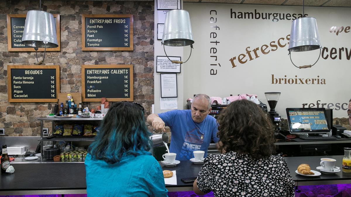 Mauricio sirve cafés, dónuts y cruasanes a 1 euro.