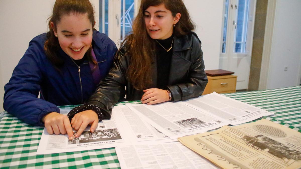 Laura Moldes y Andrea Núñez consultando varios números de Ondas de Arosa.