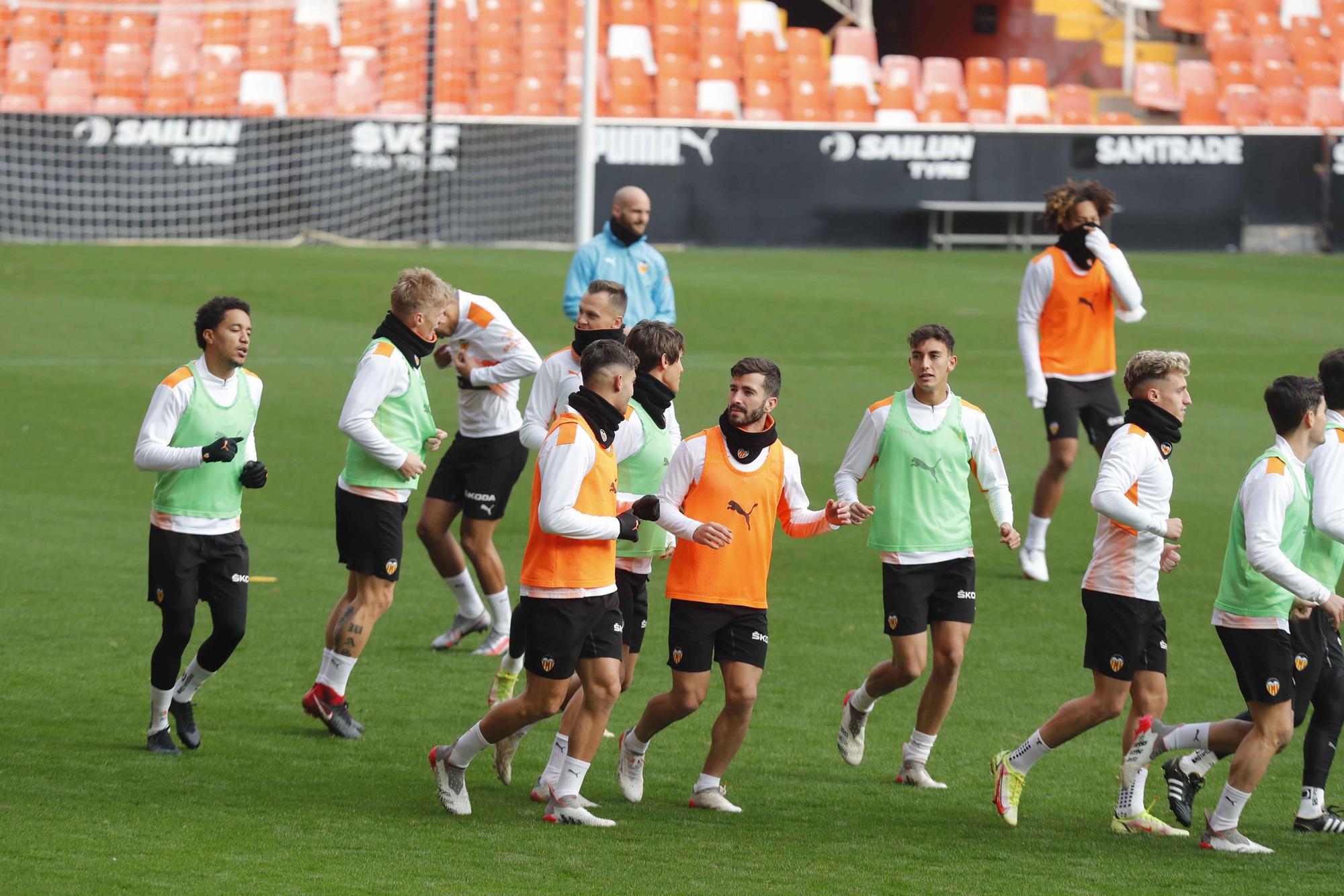 Última sesión del Valencia antes del derbi frente al Levante