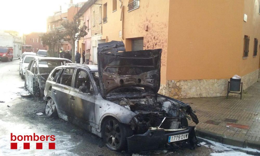 Un incendi calcina nou cotxes a Palafrugell