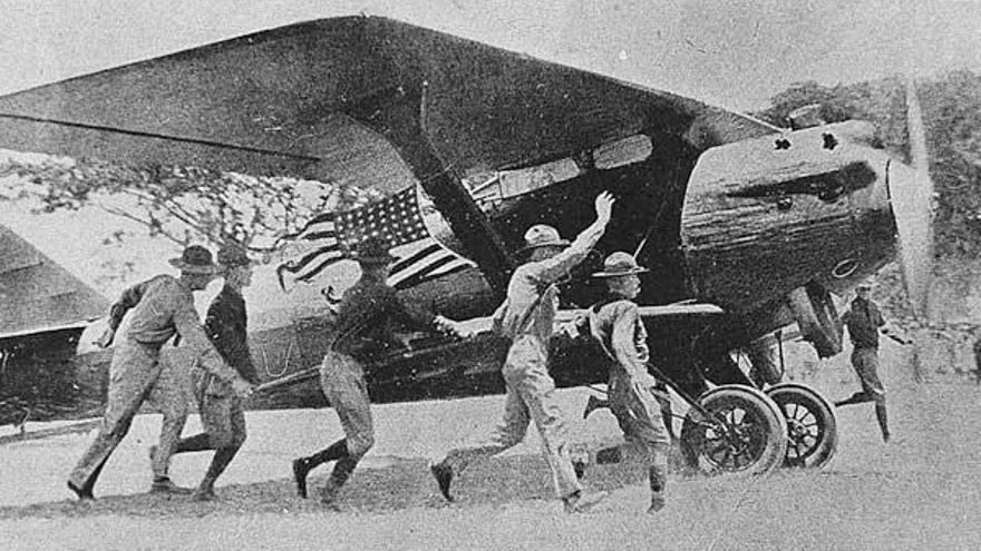 Aeroplano de la Patrulla Elcano a su llegada a Manila.  // Archivo Histórico del Ejército del Aire