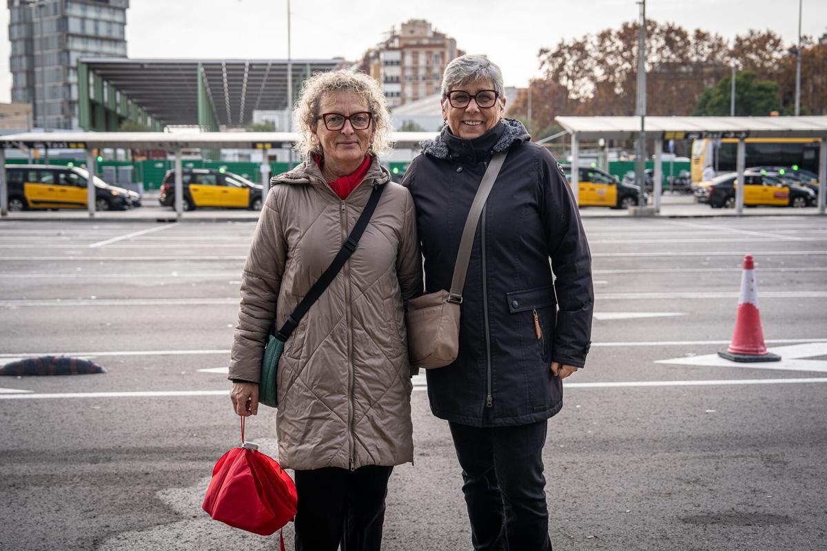 Barcelona 16/12/2025 Barcelona. Implícame sobre el conflicto del taxi en la estación de Sants. Qué piensa la gente: si utiliza más el taxi que Uber, qué opina de que los VTC puedan desaparecer… PERSONA: Moli (su pseudónimo) i Maria. AUTOR: MANU MITRU