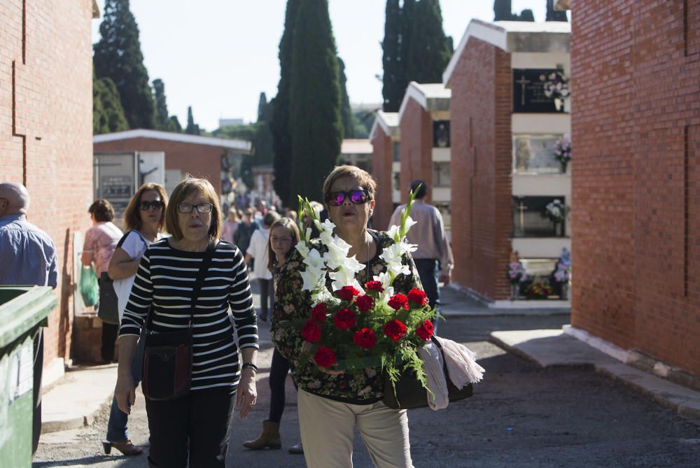 Homenaje a los difuntos en el cementerio de Castelló