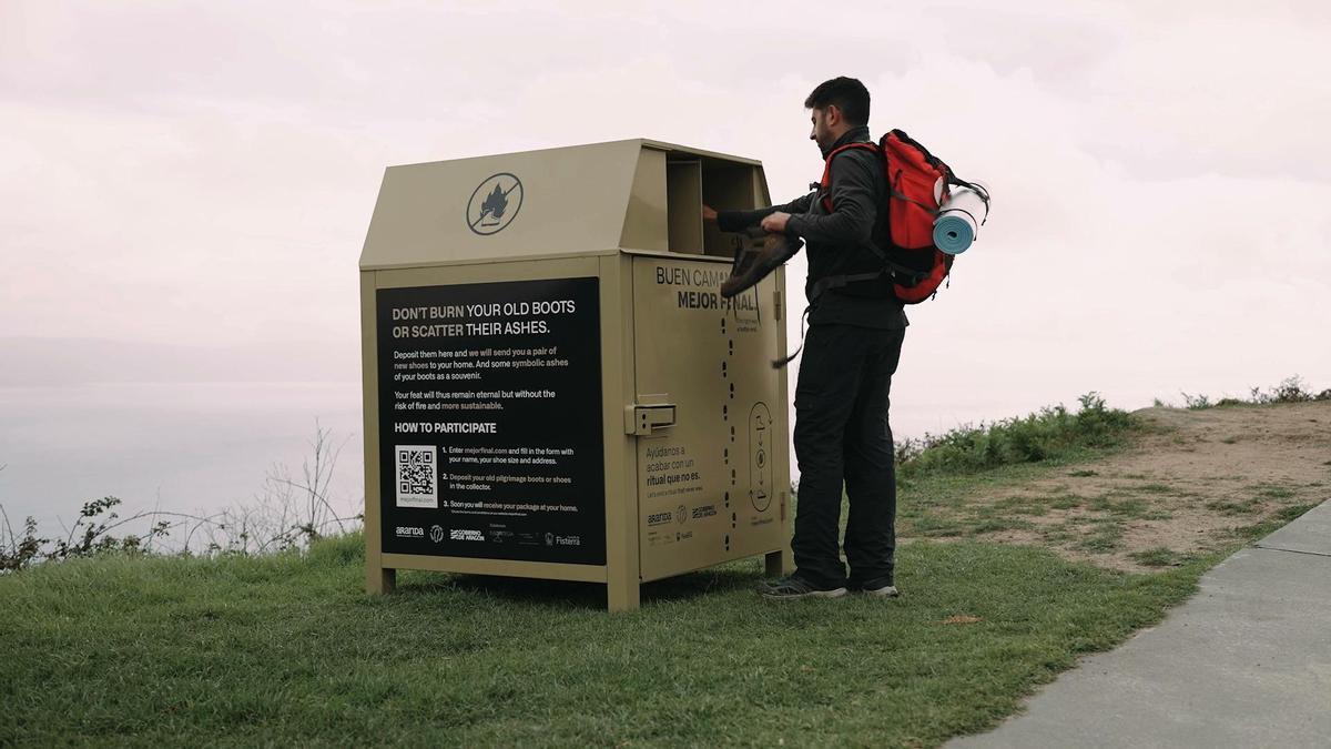 A los cien primeros también se les enviarán los restos simbólicos de las botas que depositaron en el contenedor.
