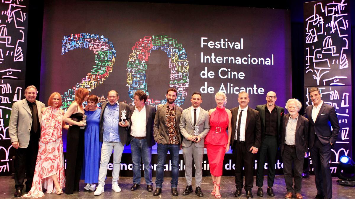 Foto de familia de la gala de entrega de premios en el XX Festival de Cine de Alicante.