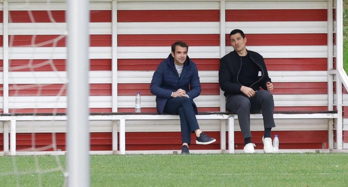 José Riestra e Israel Villaseñor, ayer, durante el entrenamiento del equipo en Mareo. | ÁNGEL GONZÁLEZ