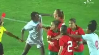 Escándalo: Jugadora de RD Congo ataca a una jugadora del Marruecos tras su expulsión en un amistoso