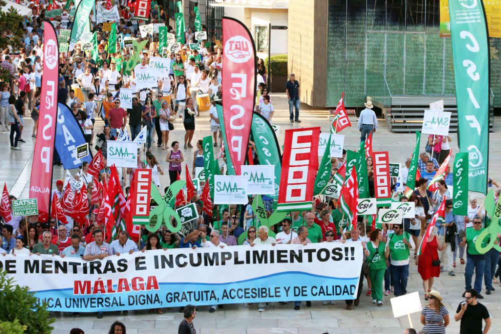 Bajo el lema '¡¡Hartos de mentiras e incumplimientos!!' cientos de personas han recorrido la ciudad desde el Hospital Civil hasta el Hospital Noble