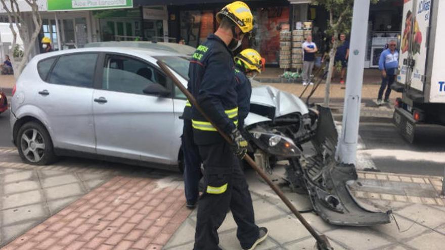 Choca contra una farola en Tías