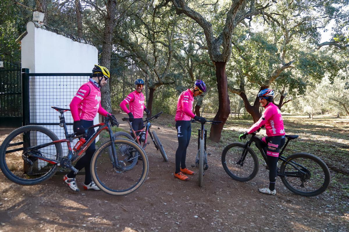 Un grupo de ciclistas en la entrada de la finca Valdejetas.