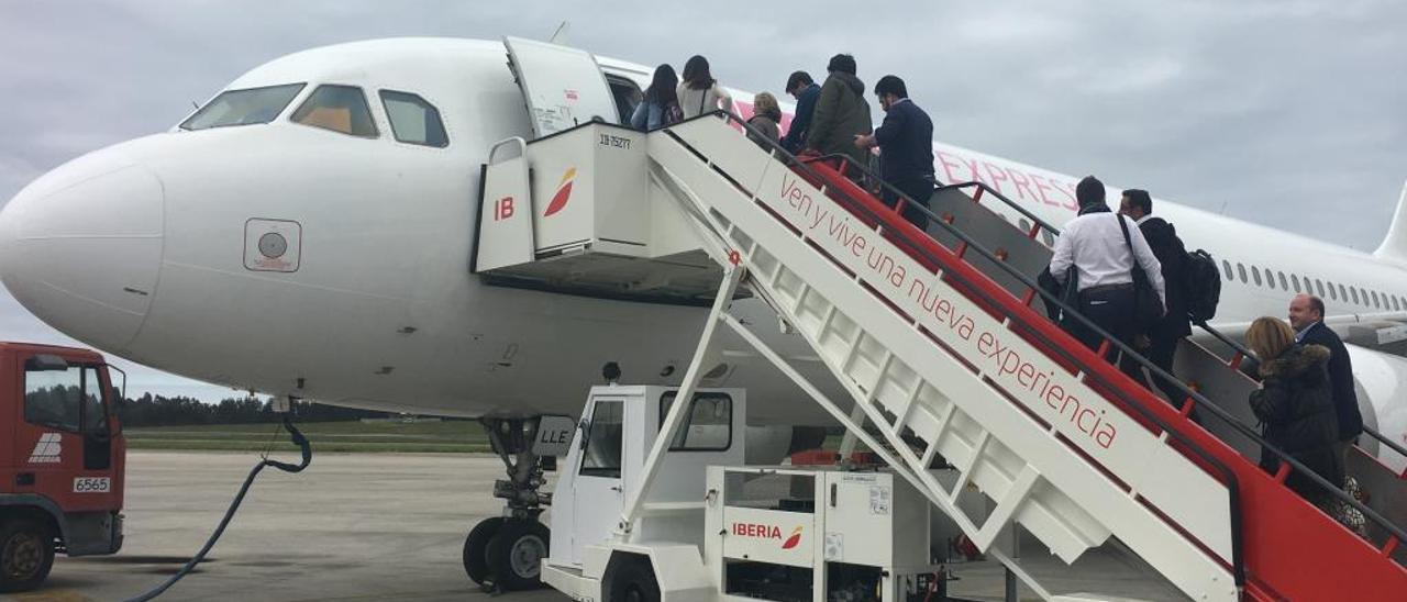 Los pasajeros de un vuelo a Londres, subiendo al avión.