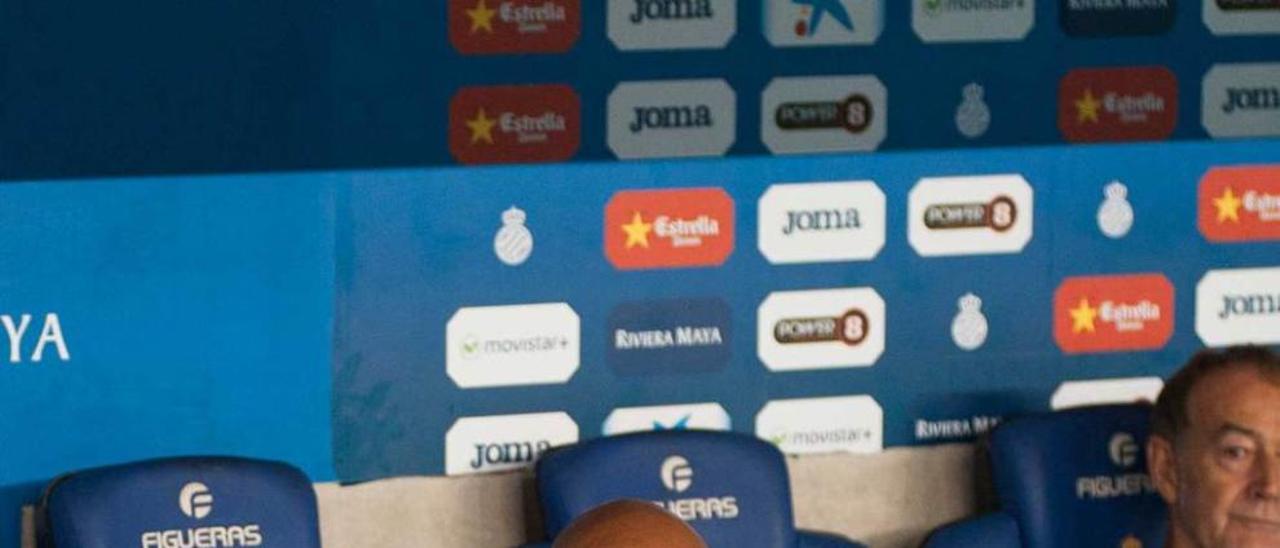 Abelardo, sentado en el banquillo de Cornellá antes del encuentro ante el Espanyol.