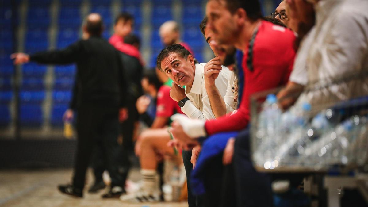 Óscar Gutiérrez conversa con sus jugadores en el banquillo durante un partido del Eón Balonmano Alicante