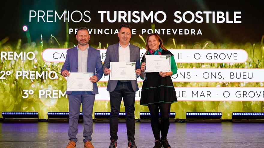 Un momento de la entrega del premio de Turismo Sostibre al camping Paisaxe II de O Grove.   | // FARO