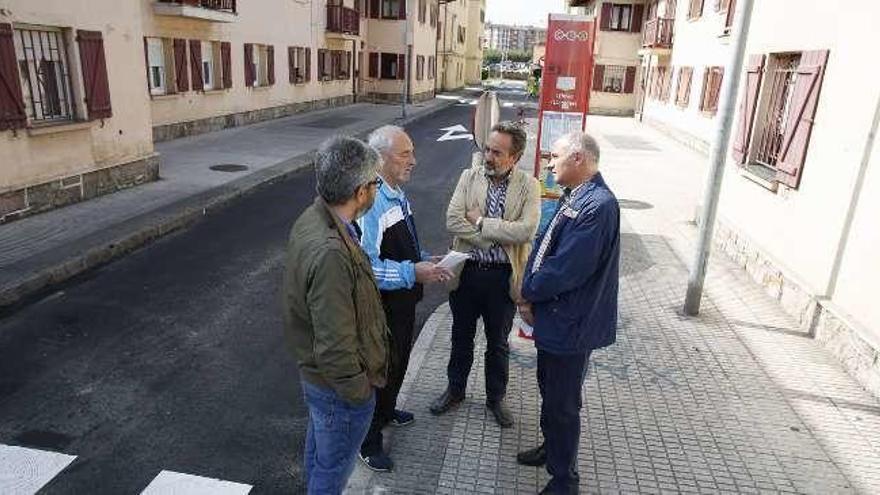 Balbuena, a la izquierda, ayer, en la calle Monte Aramo.