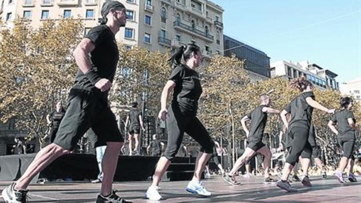 Un grupo de usuarios participan en una actividad cardiovascular del 'Fitness Day', origen de la jornada 'Esport en Família'.