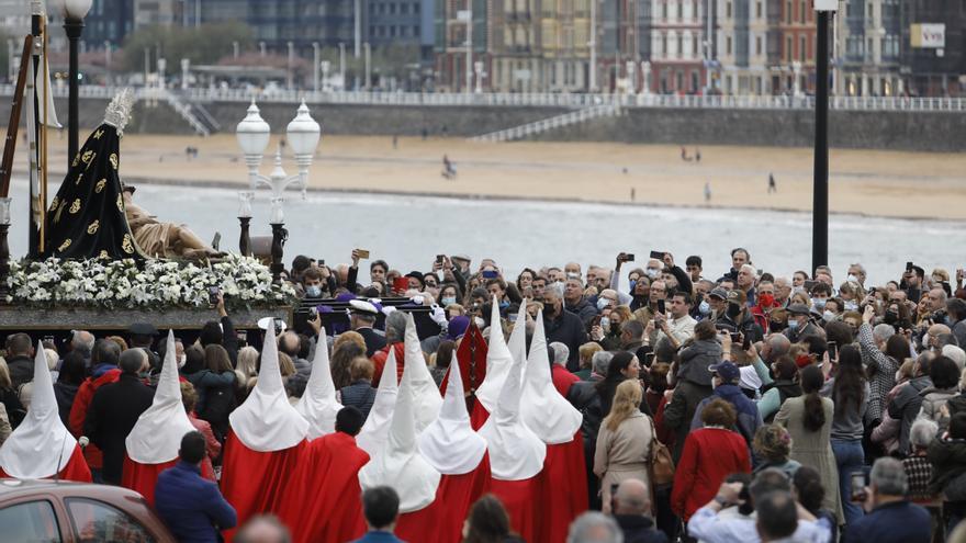 Los feligreses ponen el calor en la procesión del Viernes Santo en Gijón