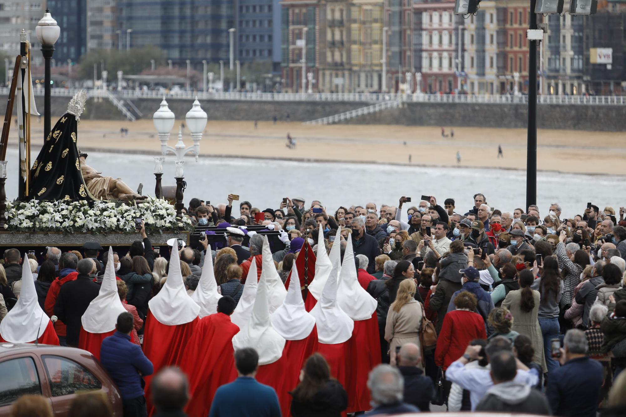 En imágenes: La procesión del Viernes Santo en Gijón