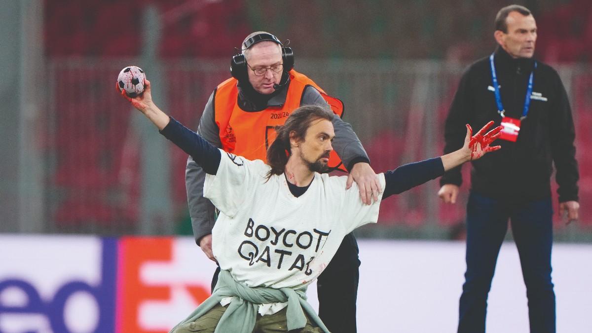 Un espontáneo irrumpió en mitad del Copenhague-Dortmund con las manos aparentemente ensangrentadas