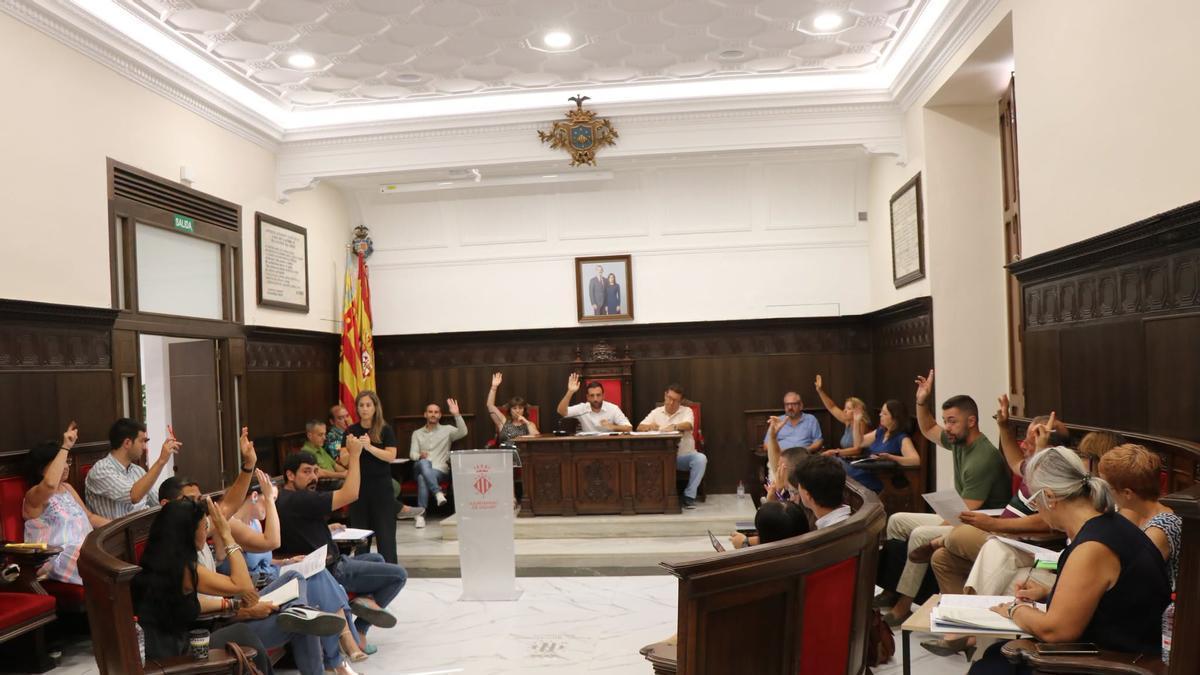 Un momento de la votación del punto en el pleno