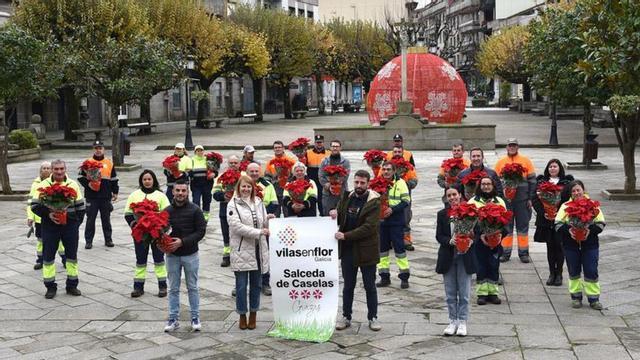 La alcaldesa y su equipo de gobierno con el personal que hace posible que Salceda tenga un entorno cuidado.   | //D.P.