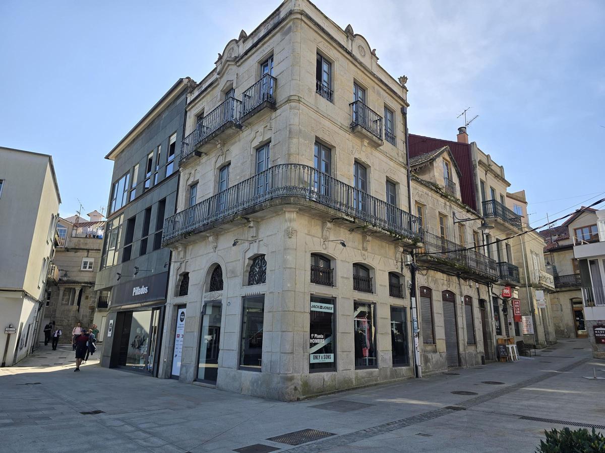 Bajo de un edificio en Eduardo Vincenti, en Cangas, que antes era Caixa Galicia y ahora es una tienda de ropa.