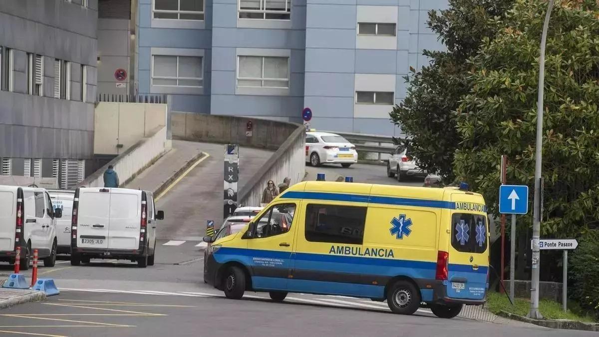 Una ambulancia, en el acceso al Hospital Universitario de A Coruña.