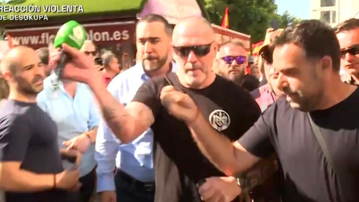 Daniel Esteve agrede a un reportero de laSexta, le arrebata el micrófono y lo lanza por los aires