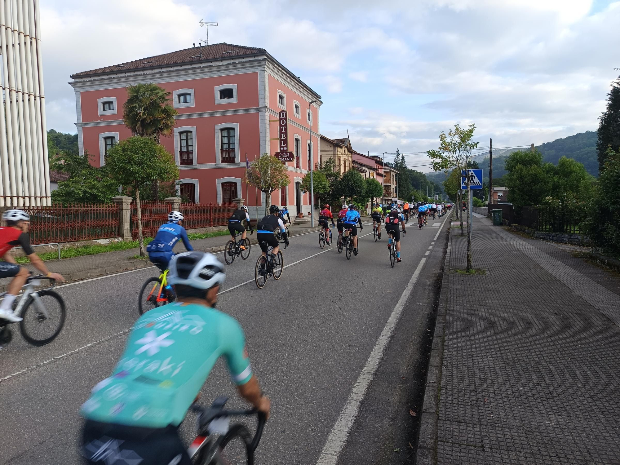 Arranca la Clásica Cicloturista "Lagos de Covadonga"